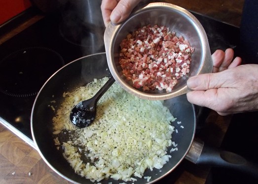 Zwiebel und Knoblauch glasig anschwitzen, den Speck entweder daruntermischen oder in einer eigenen Pfanne anbraten, damit man ihn extra reichen kann (seid nett zu Euren Vegetarier/innen!)