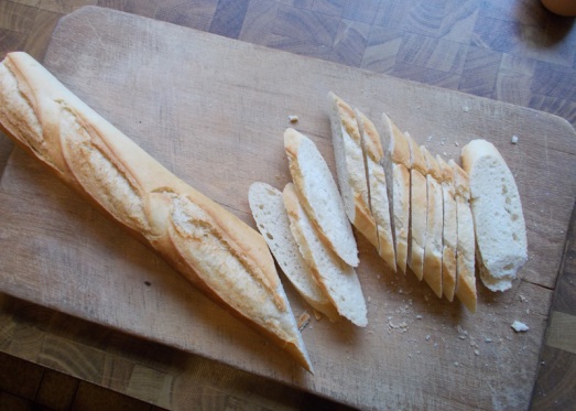 Das Brot in dünne Scheiben schneiden. Je eine Scheibe gut mit Powidlmarmelade bestreichen und eine weitere Scheibe als Deckel draufsetzen. 