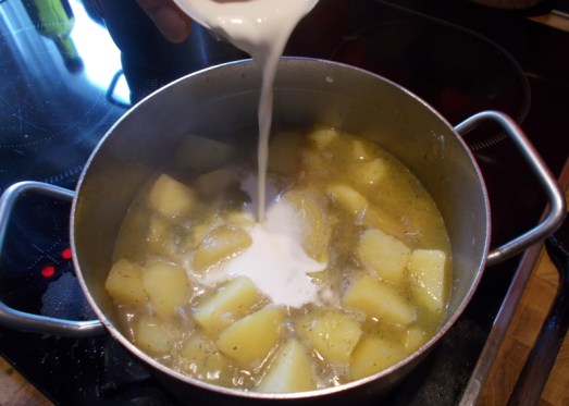 Mit Obers verfeinern und noch etwas köcheln lassen. 