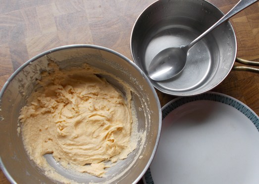 Die Nockerl formen (siehe Video-Tipp) ...