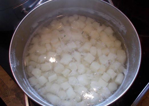 ...und natürlich Den geschälten Spargel in kleine Stücke schneiden und in normalem Salzwasser aufkochen. Danach gleich wegstellen - der Spargel wird in der Suppe weich. 