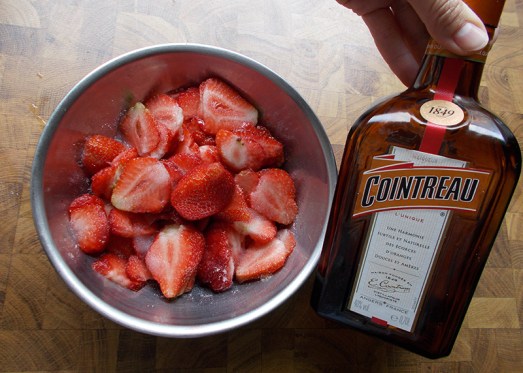 Je nach Geschmack - mit etwas Rum oder Likör (zB Orangenlikör oder Amaretto) ... 