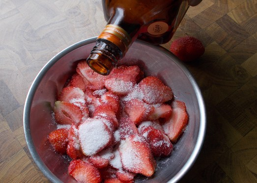 ... beträufeln. Ca. eine halbe Stunde im Kühlschrank durchziehen lassen. 
