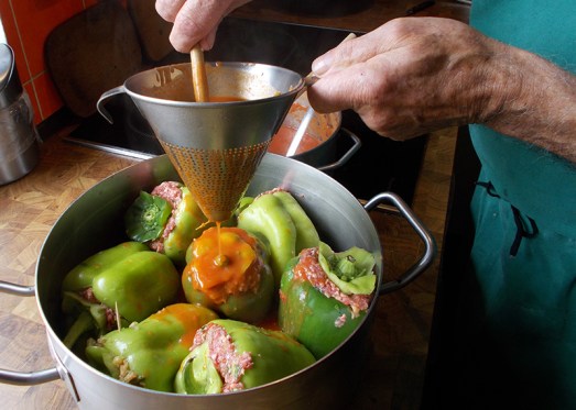 ... und mit Tomatensauce auffüllen.