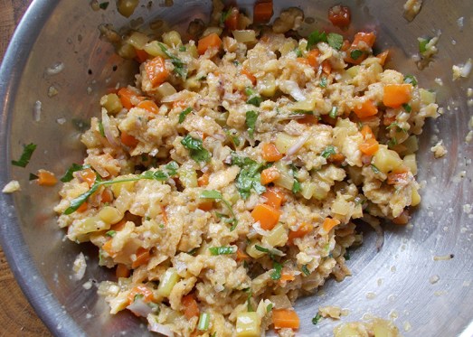 Für die vegetarische Variante einfach das Fleisch durch gedünstetes Gemüse ersetzen. In diesem Fall Zucchini, Kohlrabi, Karotten: Jedes Gemüse ist möglich.