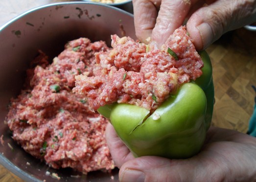 Die Paprika - grüne sind am besten für dieses Gericht – aushöhlen und füllen, Deckel darauf drücken ...