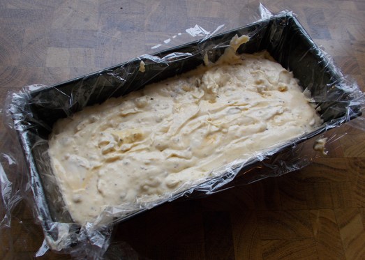 In die vorbereitete Form füllen. Diese etwas schütteln und von unten auf den Boden klopfen, damit die Luft rausgeht. 