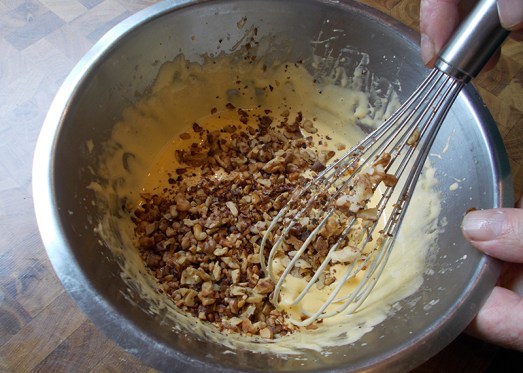 Nüsse und Marzipan untermischen ...