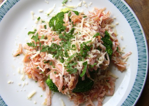 Die Mischung über den Brokkoli geben. Mit geriebenem Käse bestreuen - fertig!