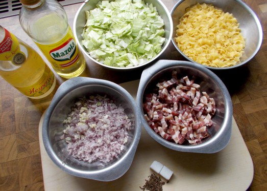 Zutaten: Weißkraut, Fleckerl, Speck, Zwiebel, Knoblauch, Kümmel, Essig, Zucker, Butterschmalz oder Öl, Muskat, Pfeffer, Salz