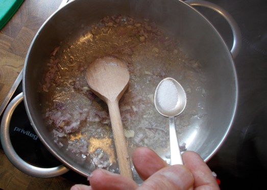 ... ein wenig Zucker glasig anschwitzen (der Zucker ist das 