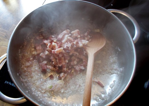 ... Speck mitrösten, wenn alles gut durchgeröstet ist, ... 