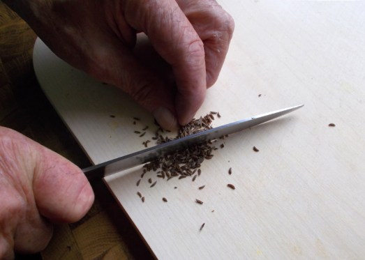 ... gehacktem Kümmel, Pfeffer, etwas Muskat und Salz würzen (beim Salz vorsichtig sein, da der Speck ja ohnehin schon salzig ist).