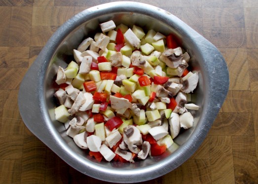 Zutaten: Weißkraut, Fleckerl, saisonales Gemüse (zB Paprika, Zucchini, Champignon), Zwiebel, Knoblauch, Kümmel, Essig, Zucker, Butterschmalz oder Öl, Muskat, Pfeffer, Salz. Weißkraut, Zwiebel und Gemüse klein schneiden, eine Zehe Knoblauch fein 