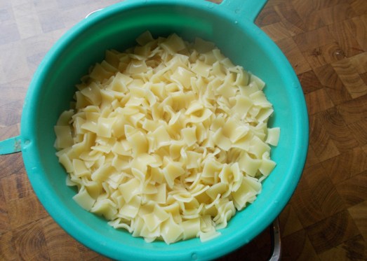 Fleckerl in Salzwasser bissfest kochen, abseihen ...