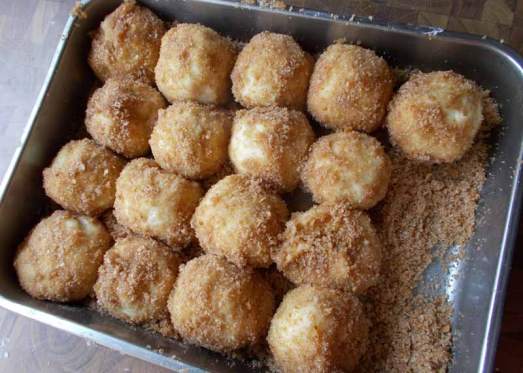  Fertige Knödel in einem Reindl auf ein Bröselbett setzen und im Rohr warmhalten.