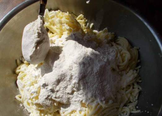 Die am Vortag gekochten Kartoffel reiben und mit dem Topfen vermischen. Mehl und Stärke dazugeben ... 