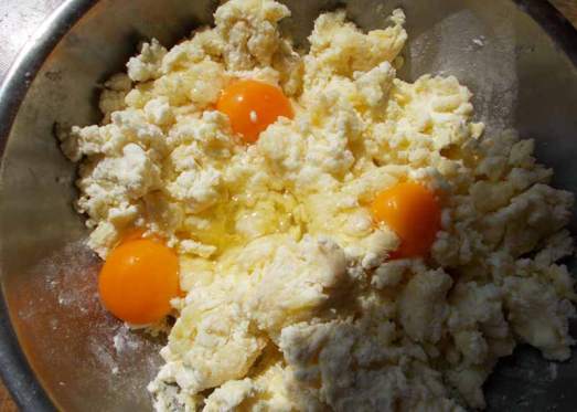 ... dann die Eier hineinschlagen, etwas salzen ...