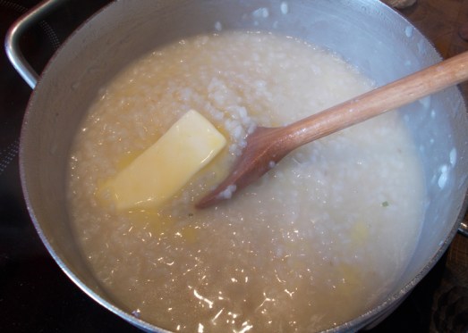 Dann ein Stück Butter unterrühren ...