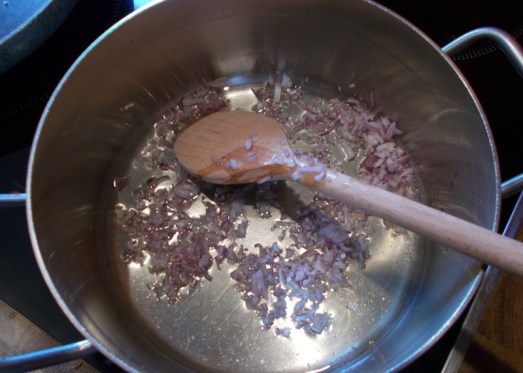 Für das Risotto den gehackten Zwiebel in Öl glasig anschwitzen ...
