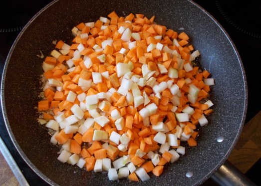 Für das Gartengemüse das Gemüse würfelig schneiden und die Zwiebel hacken. 