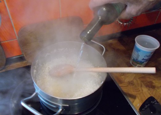 Dann gleich mit Weißwein aufgießen (ca. ein 1/8 l auf die gezeigte Menge), umrühren und etwas Bouillon dazugeben.