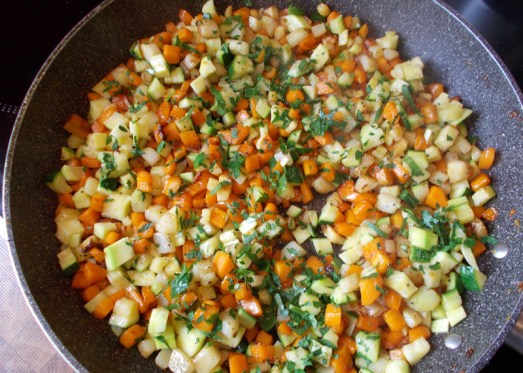 Nach ein paar Minuten auch die gehackte Petersilie beigeben, salzen, pfeffern, fertig.