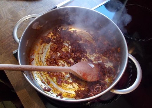 Gehackten Zwiebel anrösten, 1 gehäuften EL Paprikapulver einrühren ...