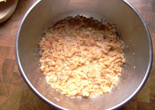 Brot mit Eiern und etwas Wasser vermengen, Senf und gehackte Zwiebel beigeben und einarbeiten. Sobald das Brot schön weich ist ... 
