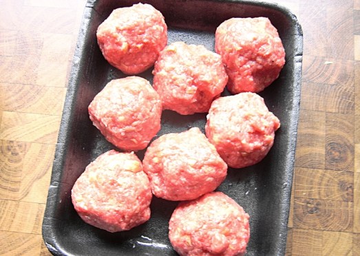 ... das Faschierte dazugeben und gut vermischen. Masse in kleine Knödel formen.