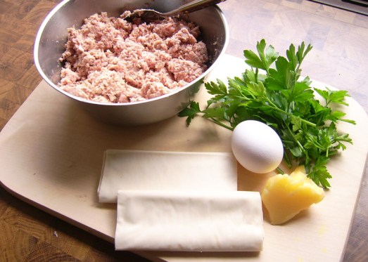 Zutaten: Strudelteig (dieser hier ist gekauft - Rezept zum Selbermachen kommt noch), gekochte Fleisch- und Wurstreste, Ei, Petersilie, Zwiebel