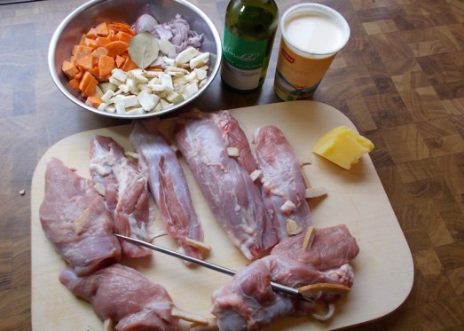 Zutaten: ausgelöste Kalbsstelze, Spick-Speck (oder normaler Speck), Butterschmalz oder Öl, Wurzelgemüse (Sellerie, Karotten, Petersil-Wurzel etc.), Zwiebel, event. Knoblauch, Lorbeerblatt, Salz, Pfeffer, Weißwein, Obers, Bouillon (oder Suppenwürfel), Mehl zum Stauben 
