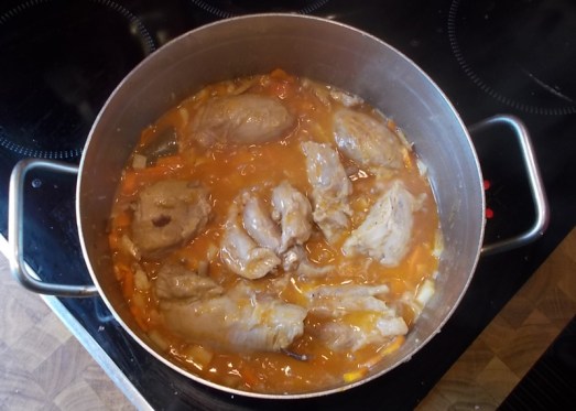 Zudecken und eine gute halbe Stunde leicht köcheln lassen, dabei ab und zu umrühren.