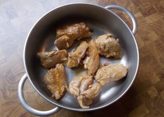 Danach das Fleisch in einen anderen Topf legen. 