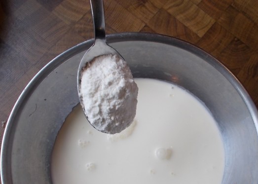 Für das "G'machtl" Obers mit ein wenig Mehl ...