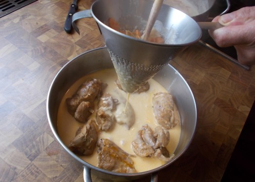 Das "G'machtl" in die Fleisch-Gemüse-Mischung rühren. Kurz aufkochen lassen und - am besten durch ein spitzes Sieb - direkt auf die Kalbsvögerl passieren.