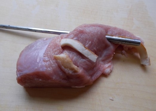 Die ausgelöste Kalbsstelze in vier bis fünf Stücke ("Vögerl") teilen, mit Speck spicken.