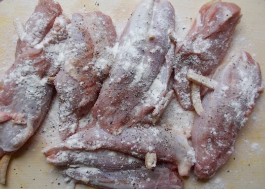 Beidseitig salzen, pfeffern und mehlieren.