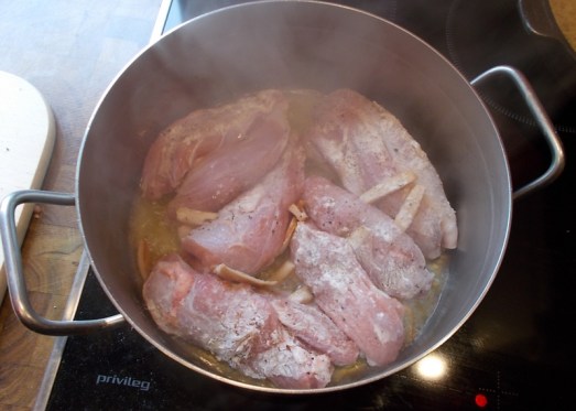 In einer Kasserolle Butterschmalz erhitzen, die Vögerl ins heiße Fett einlegen und auf beiden Seiten kurz anbraten. Übrig gebliebenen Speck kann man einfach lose auf dem Fleisch verteilen.