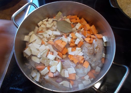 Wurzelgemüse dazugeben, leicht mitrösten.