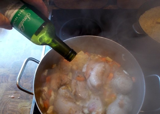 Mit Weißwein und ein wenig Bouillon ablöschen: Die Fleisch/Gemüse-Mischung soll nicht ganz mit Flüssigkeit bedeckt sein.