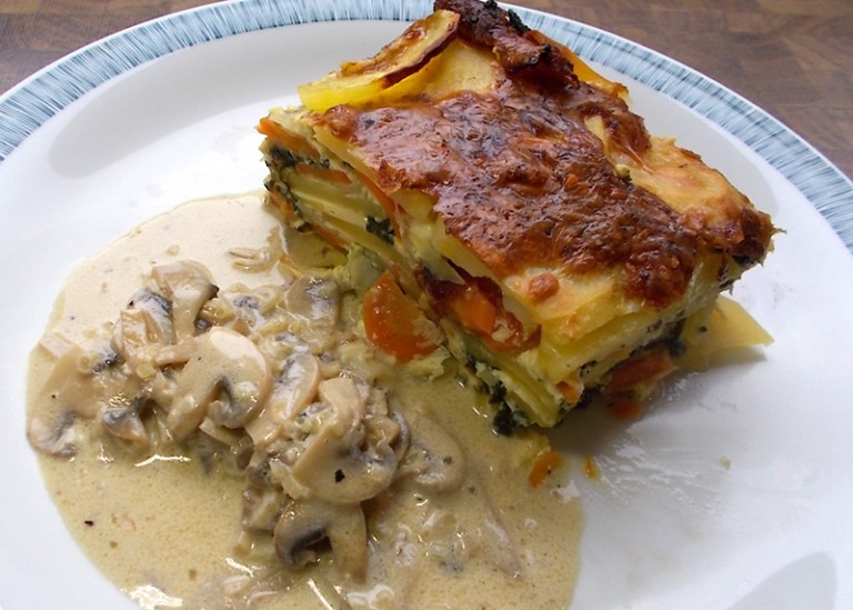 Kartoffel-Gemüse-Auflauf mit Champignon-Sauce | Herr Peschka kocht ...