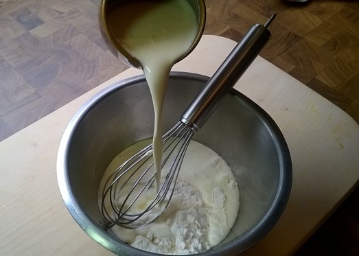 Obers mit einem Löffel Mehl gut vermengen (