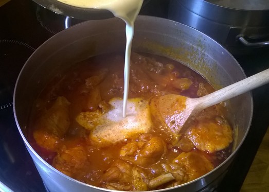 ... in die Paprikasauce einrühren, abschmecken ...