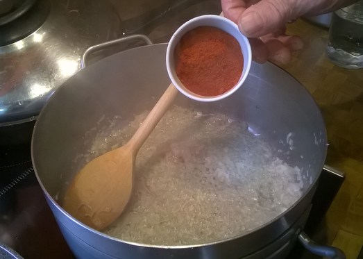 ... einen gehäuften Esslöffel Paprika dazugeben ...