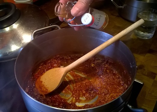 , umrühren und gleich (also wirklich flott) mit einem Spritzer Essig und Wasser ablöschen (sonst wird er bitter!). 