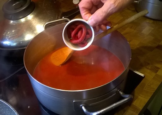 Tomatenmark hinzufügen (siehe Bilder) ...