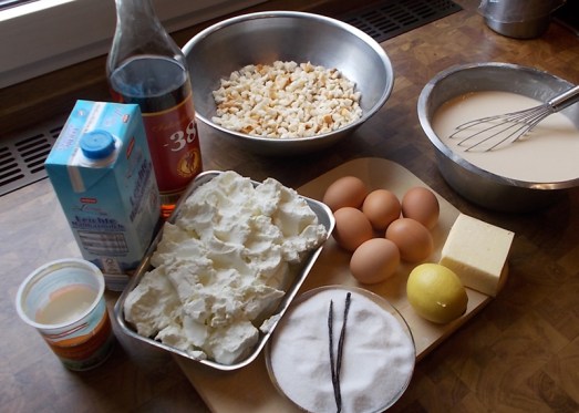 Zutaten: Topfen, Knödelbrot, Eier, Milch, Rum, Vanille, Zucker, Zitronenschale, Rosinen, Butter
