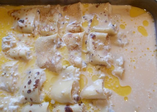 ... und über die geschichteten Palatschinken gießen. Im Rohr bei ca. 180 Grad 20 bis 25 Minuten backen.