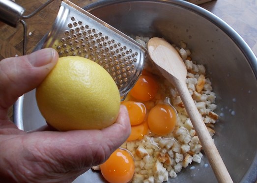 ... geriebener Zitronenschale und vermischen.